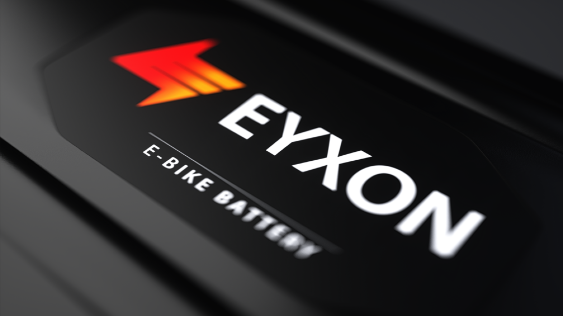 Afbeelding van een EYXON fietsbatterij. De foto is van dichtbij genomen, zodat het logo van EYXON goed te zien is.