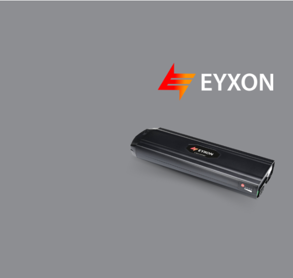 Afbeelding van een eyxon accu in een donker ruimte met het logo van eyxon