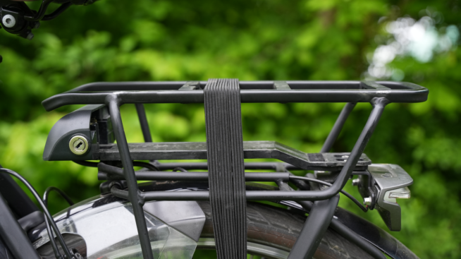 Hoe bevestig ik mijn E-bike Vision bagagedrager batterij? 