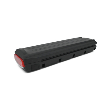 Op deze foto is de volledige E-Bike Vision Gazelle Innergy 36V 11.4Ah fietsbatterij te zien. De foto is genomen vanuit een driekwartaanzicht vanaf de achterkant van de batterij. Het achterlicht en de zijkant zijn zichtbaar.