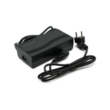 Driekwartaanzicht van de Gazelle Impulse 42V 3A Compatible lader met Rosenberger aansluiting. De bijbehorende adapter is goed zichtbaar.