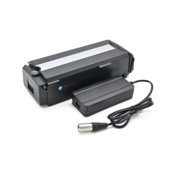 Driekwartaanzicht van de Giant Twist Compatible 13Ah fietsbatterij met oplader.