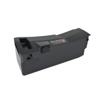 Op deze afbeelding is de Kalkhoff/Gazelle Impulse batterij 36V 15Ah te zien. Het is een driekwartaanzicht vanaf de linkse zijkant, de volledige batterij is duidelijk te zien.