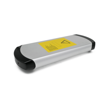 Duidelijke afbeelding van de complete Phylion batterij. Deze Phylion XH370-13J Wall-E 37V 14Ah (2-polig) is vanuit een driekwart aanzicht genomen, waardoor de bovenkant en zijkant van de batterij zichtbaar zijn.