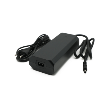 Driekwartaanzicht van de Rad Power Bikes 48V 2A lader waar de power aansluiting goed te zien is.