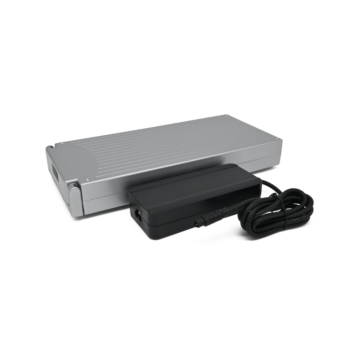 foto van de Sparta E-motion C1/C2/C3 Batavus compatible 13.6Ah fietsaccu (zilver) Incl. lader vanaf het zijaanzicht waar je de batterij langs de oplader zit staan.