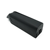 Driekwartaanzicht van de AEG DownTube 36V 10.4Ah vervangende fietsbatterij van dichtbij waar de batterij goed op te zien is.
