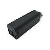Driekwartaanzicht van de AEG DownTube 36V 10.4Ah vervangende fietsbatterij waarop de aansluiting goed te zien is.

