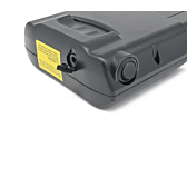 Driekwartaanzicht close-up foto van de Ansmann 36V 14Ah Compatible fietsbatterij. De aan-/uitknop en de oplaadpoort zijn duidelijk zichtbaar.