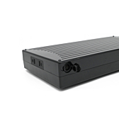 Sparta E-motion C1/C2/C3 / Batavus compatible 13.6Ah fietsbatterij (zwart) Incl. lader vanaf de zijkant waar je het opladergat kan zien en de plug-in die in de fiets gaat