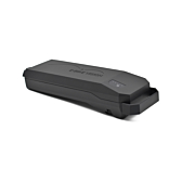 Driekwartaanzicht vanaf de achterkant van de Bosch Powerpack 360 Performance/Active bagagedrager E-Bike Vision fietsbatterij. Het handvat en de batterijindicator van de batterij zijn zichtbaar.