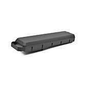 Driekwartaanzicht van de Bosch Powerpack 700 Performance/Active bagagedrager E-Bike Vision, vanaf de achterkant van de batterij genomen. De achterkant en zijkant van de batterij zijn duidelijk zichtbaar, net als het handvat van de batterij.