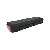 Op deze foto is de volledige E-Bike Vision Gazelle Innergy 36V 11.4Ah fietsbatterij te zien. De foto is genomen vanuit een driekwartaanzicht vanaf de achterkant van de batterij. Het achterlicht en de zijkant zijn zichtbaar.