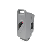 Driekwartaanzicht vanaf de voorkant van de Flyer Kalkhoff Compatible Panasonic 26V 23Ah fietsbatterij.
