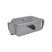Driekwartaanzicht van de Flyer Kalkhoff Compatible Panasonic 26V 23Ah fietsbatterij liggend op de zijkant. De knopjes op de voorkant van de batterij en de batterijindicator zijn zichtbaar.