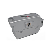 Driekwartaanzicht van de Flyer Kalkhoff Compatible Panasonic 26V 23Ah fietsbatterij liggend. De batterijindicator en knopjes op de voorkant van de batterij zijn zichtbaar.