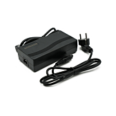 Driekwartaanzicht van de Gazelle Impulse 42V 3A Compatible lader met Rosenberger aansluiting. De bijbehorende adapter is goed zichtbaar.