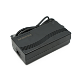 Driekwartaanzicht van de Gazelle Impulse 42V 3A Compatible lader met Rosenberger aansluiting zonder adapter.
