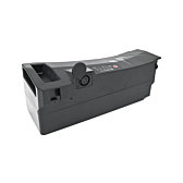 Driekwart aanzicht van de Impulse 36V 14.5Ah Compatible batterij geproduceerd door EYXON. De afbeelding is vanuit een schuine hoek genomen waardoor de zijkant en de bovenkant zichtbaar zijn. Het klepje van de aansluiting is open.