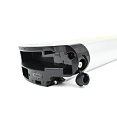 Schuin vooraanzicht van de Phylion XH370-13J Wall-E 37V 14Ah (2-polig). De oplaadpoort en de fietsaansluiting van deze Phylion batterij zijn zichtbaar.