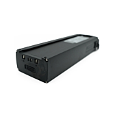 Driekwartaanzicht van de Promovec Carrier 6.2XL 36V 17.4Ah fietsbatterij ondersteboven. De fietsaansluiting van de batterij is zichtbaar.