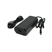 Driekwartaanzicht van de Rad Power Bikes 48V 2A lader waar de bijbehorende kabel en power aansluiting goed te zien is.