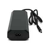 Vooraanzicht van de Rad Power Bikes 48V 2A lader waar de power aansluiting en kabel goed op te zien is.