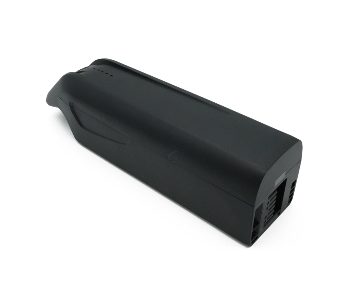 Driekwartaanzicht van de AEG DownTube 36V 10.4Ah vervangende fietsbatterij van dichtbij waar de batterij goed op te zien is.
