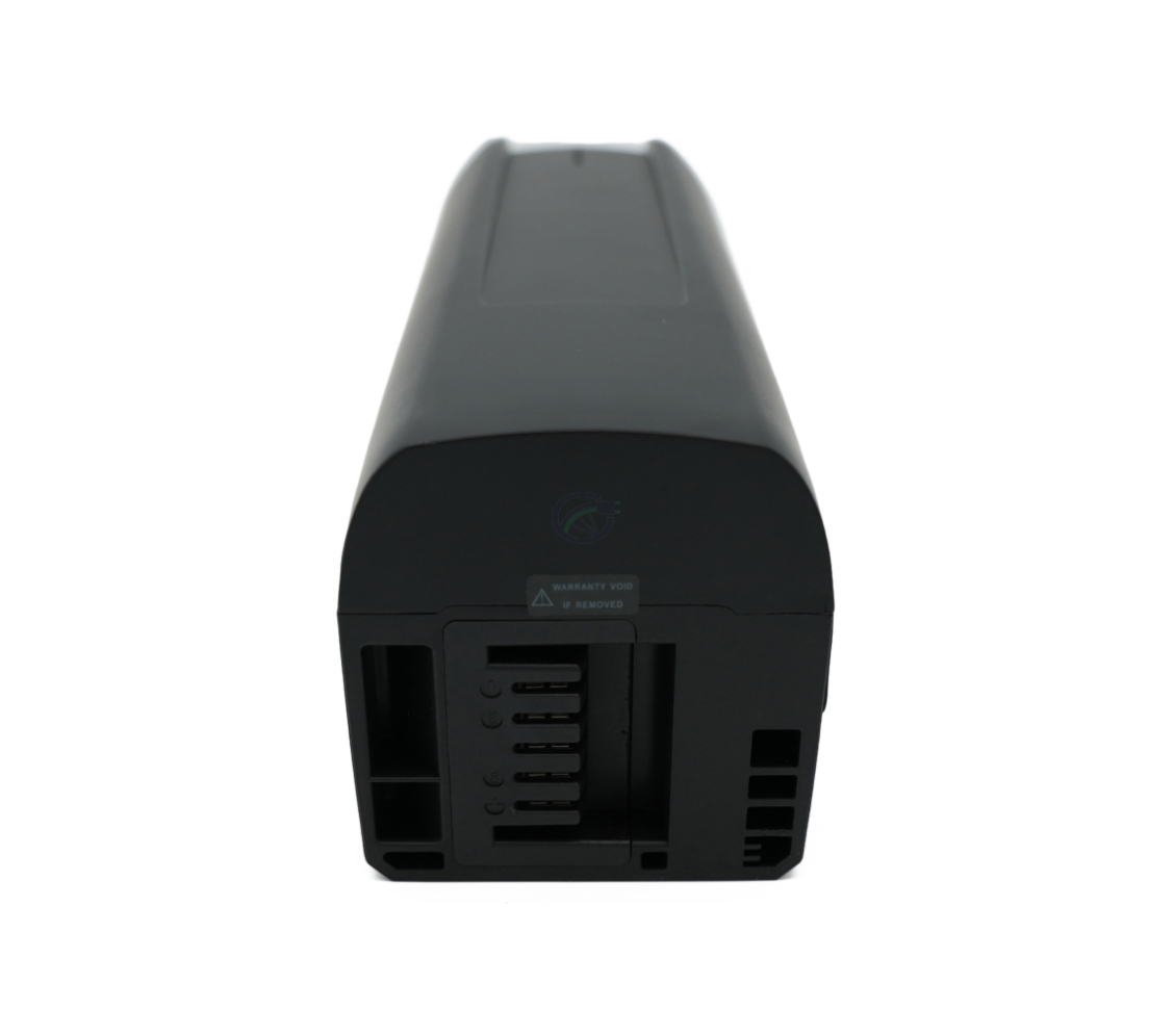 Vooraanzicht van de AEG DownTube 36V 10.4Ah vervangende fietsbatterij waar de fietsaansluiting goed op te zien is.
