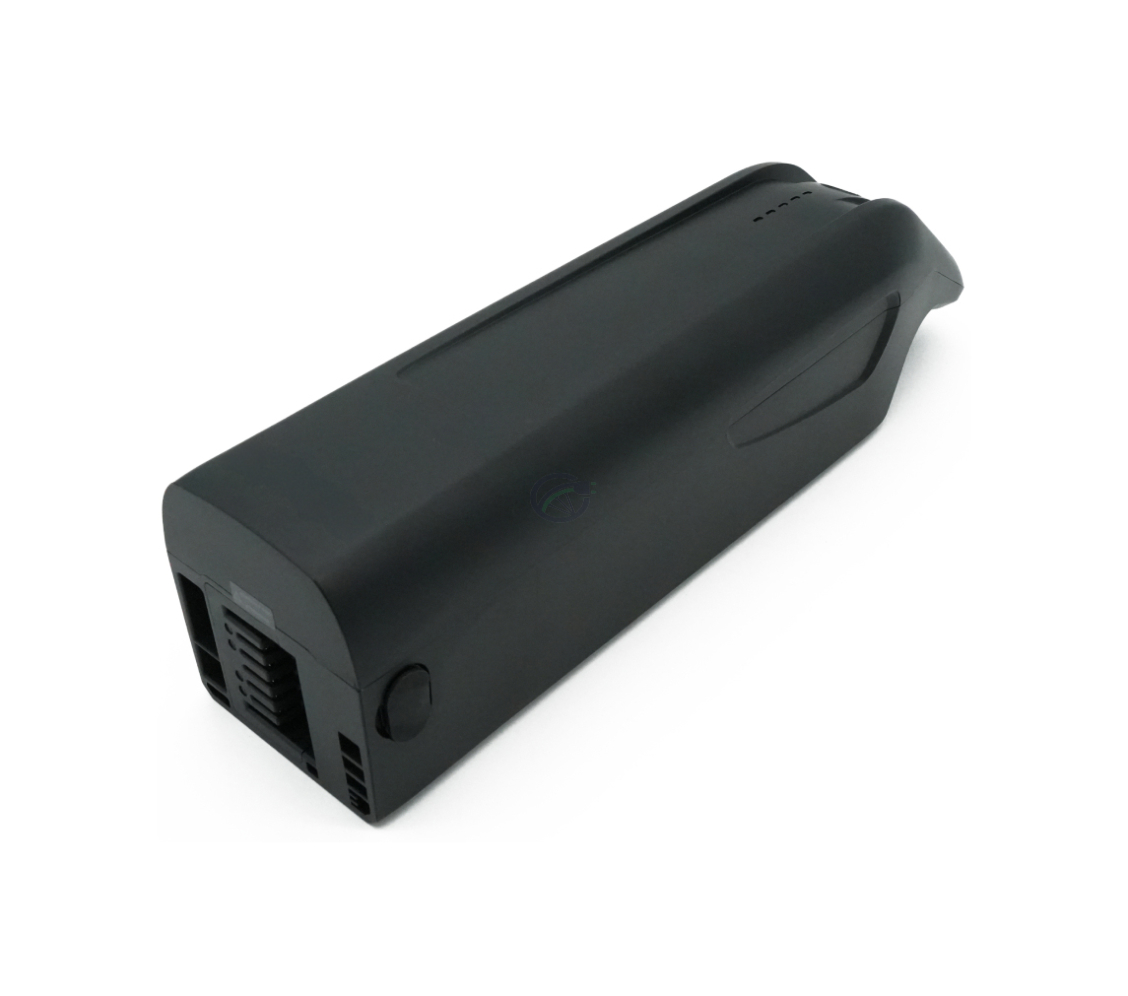 Driekwartaanzicht van de AEG DownTube 36V 10.4Ah vervangende fietsbatterij waarop de aansluiting goed te zien is.
