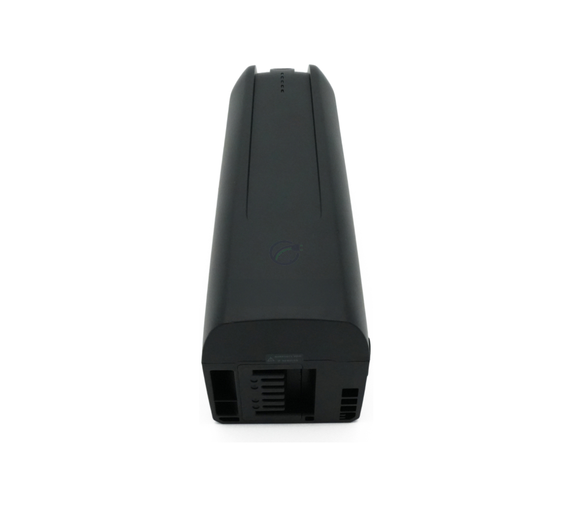 Bovenaanzicht van de AEG DownTube 36V 10.4Ah vervangende fietsbatterij waar de fietsaansluiting goed op te zien is.
