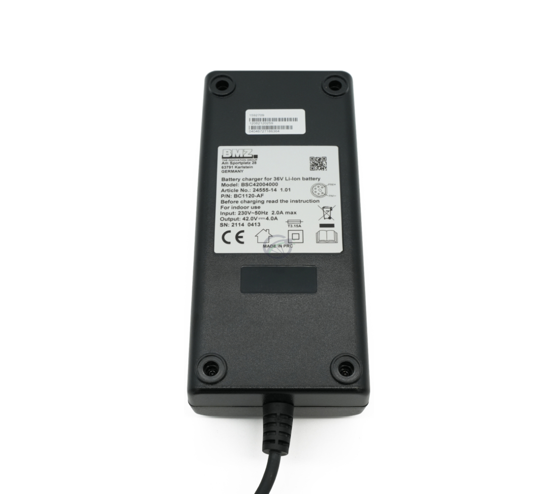 Onderaanzicht van de Alber Neodrives Z20 V8 RS lader. Het etiket op de onderkant van de lader is duidelijk zichtbaar.