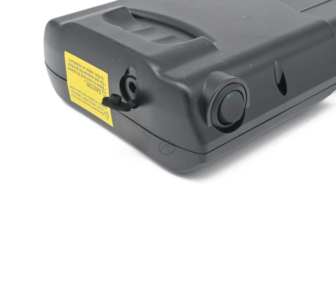 Driekwartaanzicht close-up foto van de Ansmann 36V 14Ah Compatible fietsbatterij. De aan-/uitknop en de oplaadpoort zijn duidelijk zichtbaar.