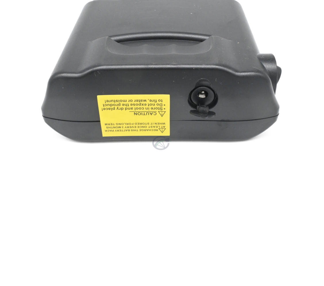 Close-up foto van de oplaadpoort van de Ansmann 36V 14Ah Compatible fietsbatterij.