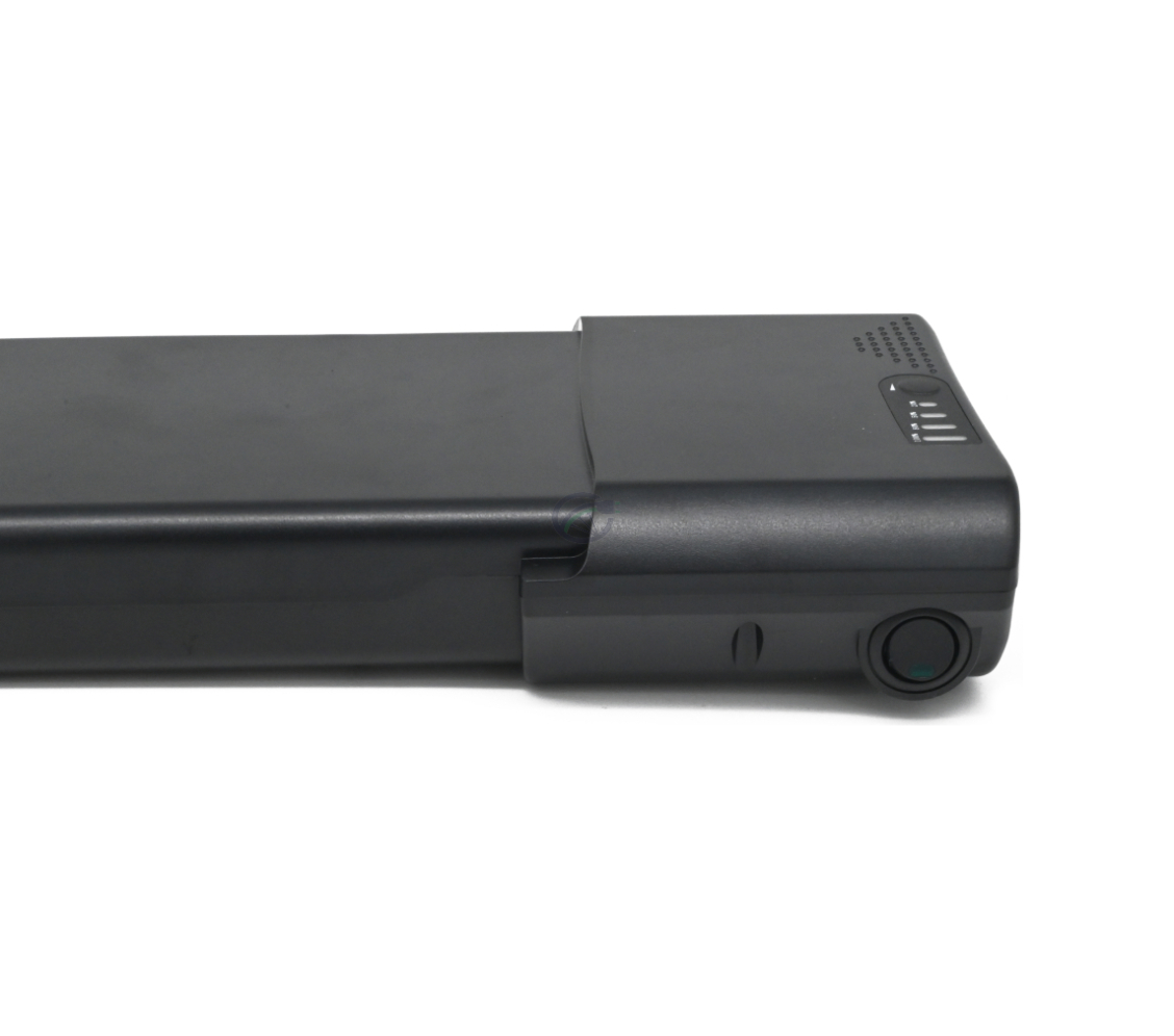 Zijaanzicht van de Ansmann 36V 14Ah Compatible fietsbatterij. De aan-/uitknop en de batterijindicator zijn zichtbaar.