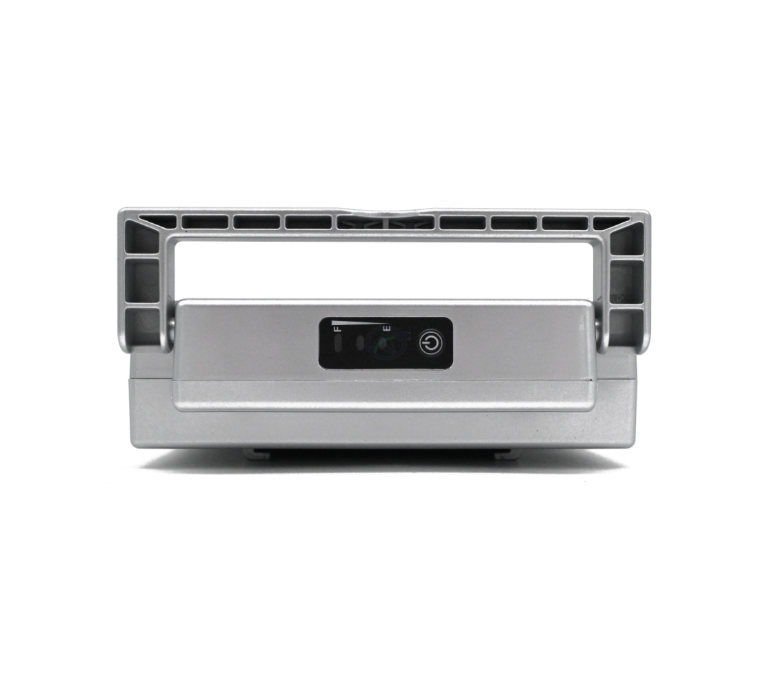 foto van de achterkant van de Sparta E-motion C1/C2/C3 Batavus compatible 13.6Ah fietsbatterij (zilver) Incl. lader waar je de hendel uitgeklapt kan zien samen met de batterijpercentage indicator.