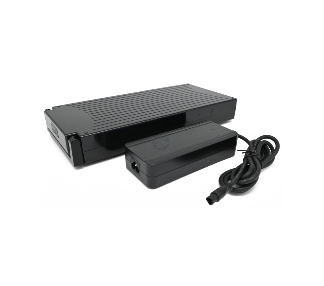 Sparta E-motion C1/C2/C3 / Batavus compatible 13.6Ah fietsbatterij (zwart) Incl. lader  vanaf de zijkant waar de lader te zien is en de accu