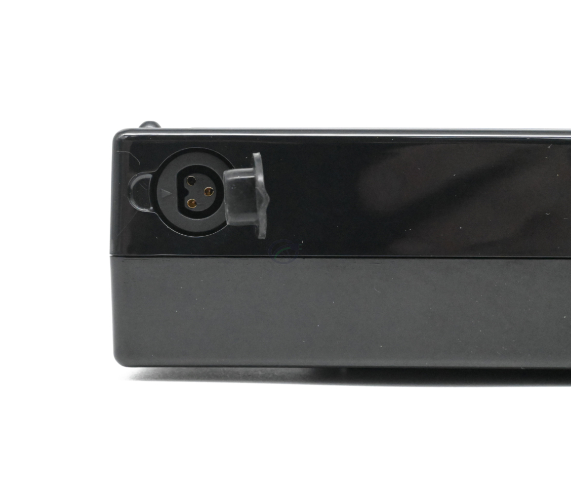 Sparta E-motion C1/C2/C3 / Batavus compatible 13.6Ah fietsbatterij (zwart) Incl. lader close up van het oplader gat