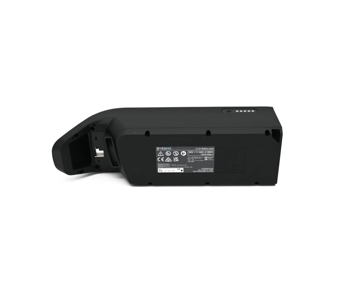 foto van de Shimano BT-E6010 36V 11.6Ah vanaf een zij aanzicht waar je de zijkant en de onderkant van de batterij kan zien zo zie je de stickers en de batterijpercentage indicator