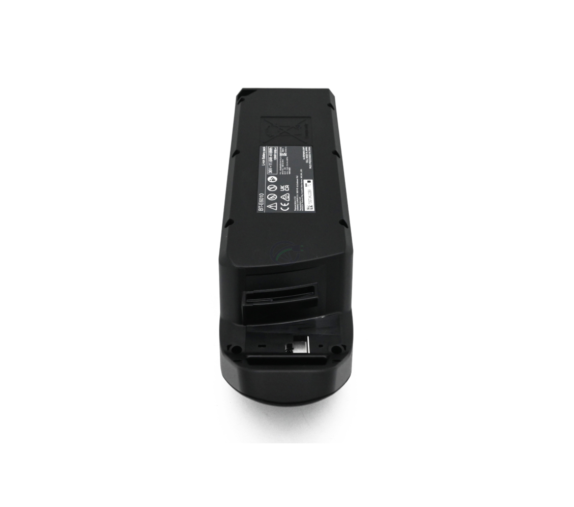 foto van de Shimano BT-E6010 36V 11.6Ah vanaf de voorkant waar je onderkant van de batterij kan zien waar stickers op staan met uitleg en waarschuwingen