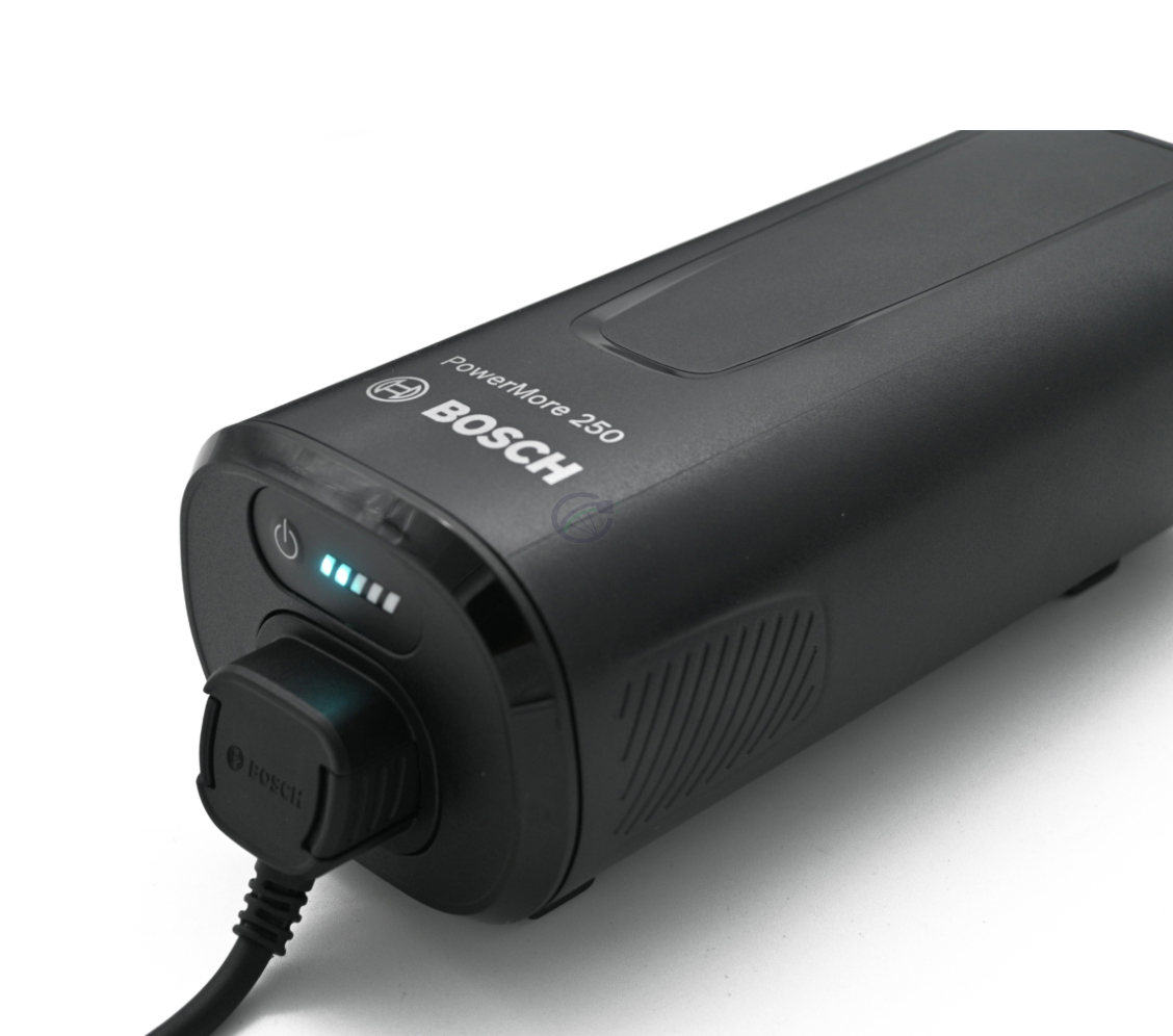 Close-up foto van de Bosch PowerMore 250 Range Extender met aangesloten kabel