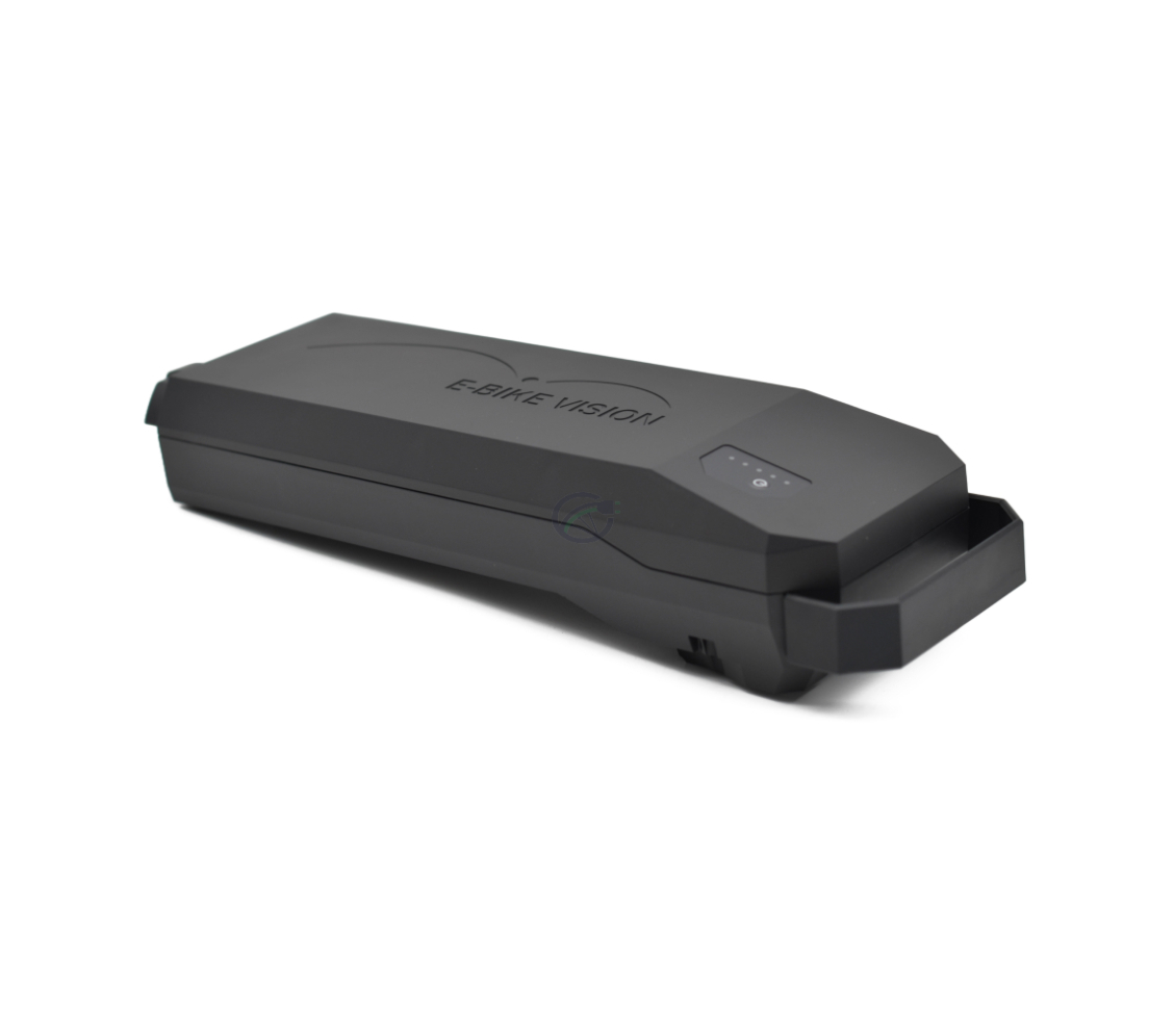 Driekwartaanzicht vanaf de achterkant van de Bosch Powerpack 360 Performance/Active bagagedrager E-Bike Vision fietsbatterij. Het handvat en de batterijindicator van de batterij zijn zichtbaar.