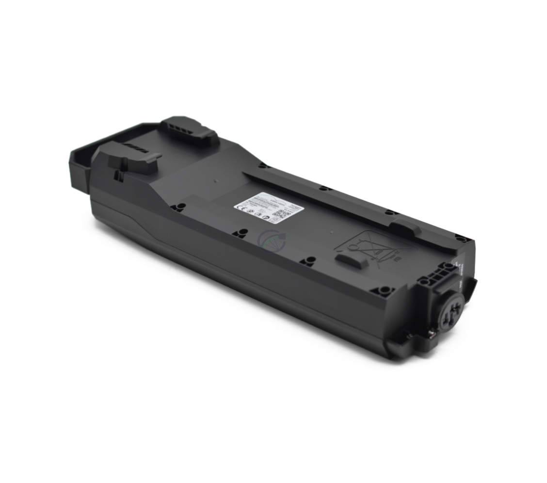 Driekwartaanzicht van de onderkant van de Bosch Powerpack 360 Performance/Active bagagedrager E-Bike Vision fietsbatterij. Het etiket aan de onderkant van de batterij is zichtbaar.