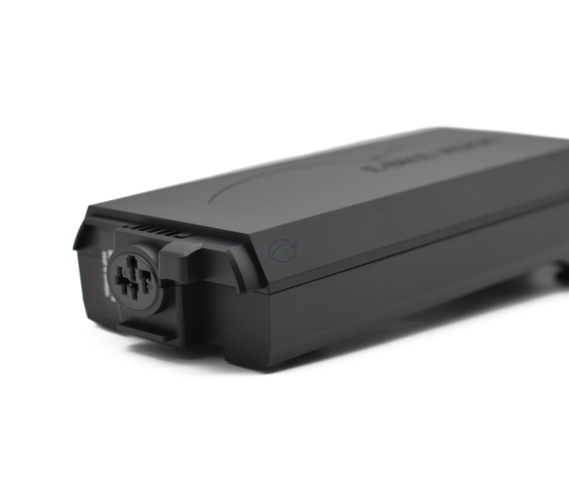 Voorkant van de Bosch Powerpack 360 Performance/Active bagagedrager E-Bike Vision fietsbatterij. De fietsaansluiting is zichtbaar.