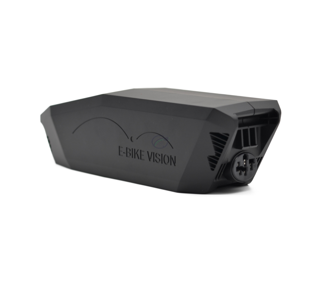 Driekwartaanzicht van de Bosch Powerpack 360 Performance/Active frame E-Bike Vision fietsbatterij vanaf de voorkant. De zijkant van de batterij en de fietsaansluiting zijn zichtbaar.