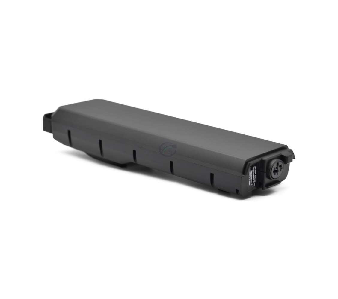Driekwartaanzicht vanaf de voorkant van de Bosch Powerpack 540 Performance/Active Bagagedrager E-Bike Vision fietsbatterij. De fietsaansluiting is zichtbaar.