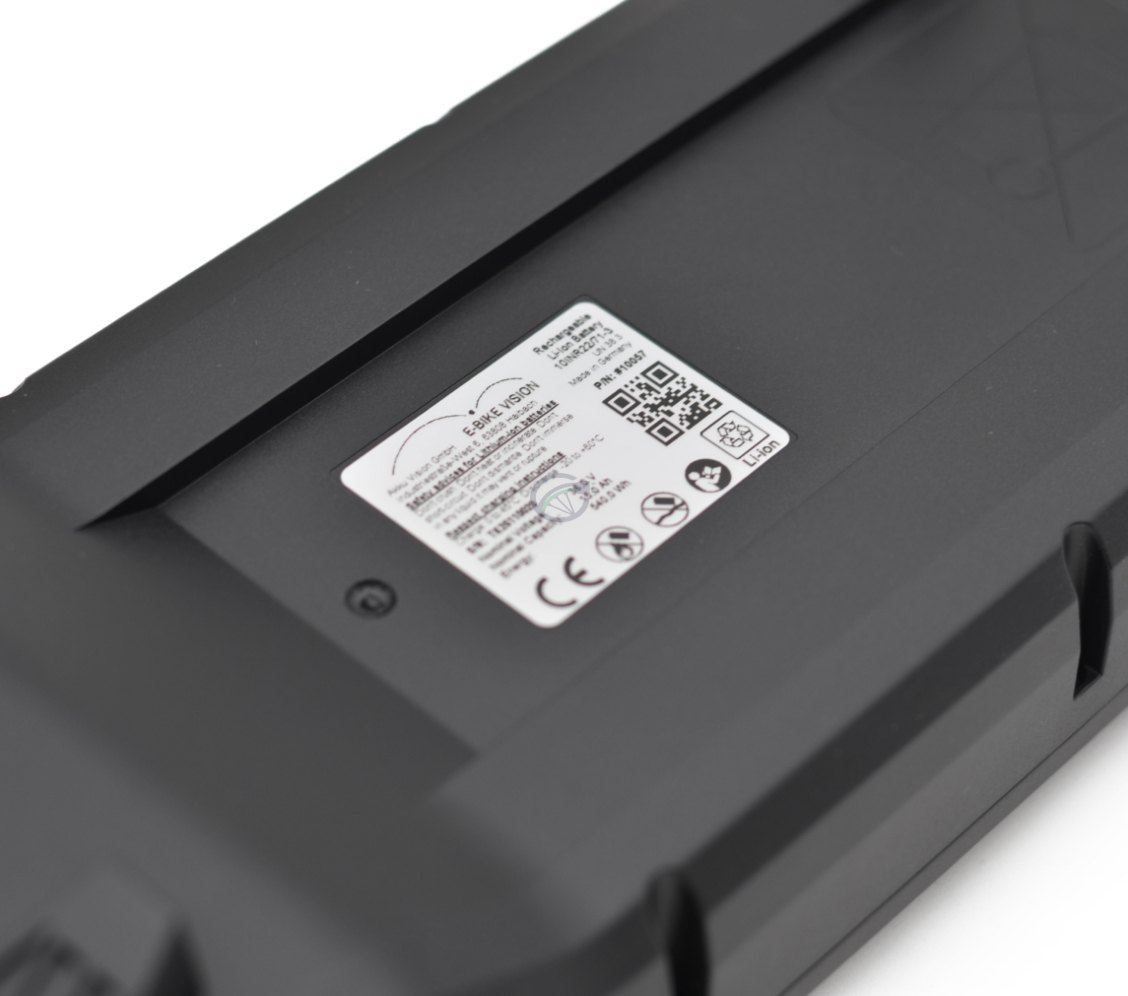 Close-up foto van het etiket aan de onderkant van de Bosch Powerpack 540 Performance/Active Bagagedrager E-Bike Vision fietsbatterij.