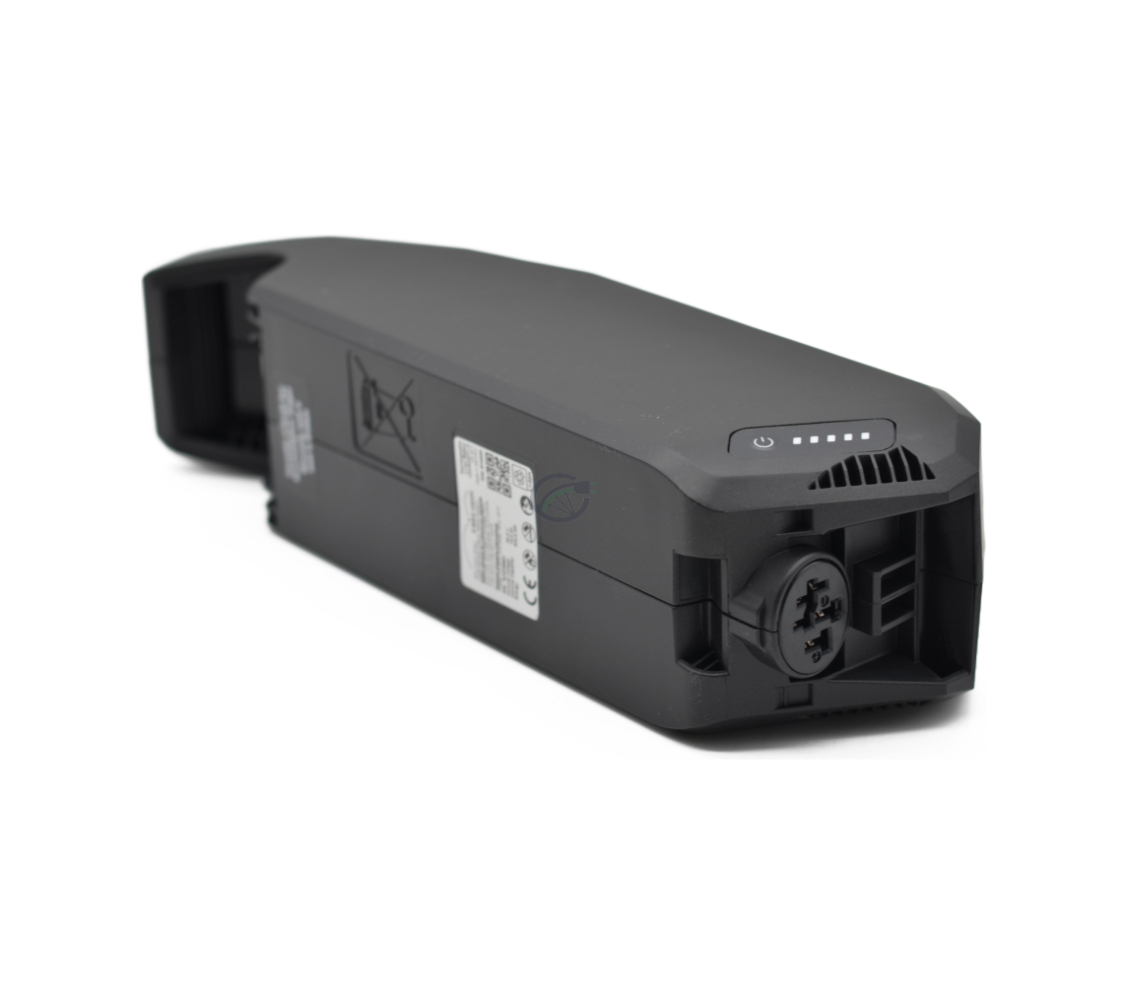 Driekwartaanzicht van de Bosch Powerpack 540 Performance/Active frame E-Bike Vision fietsbatterij. De batterij ligt op zijn zijkant, waardoor de onderkant zichtbaar is.