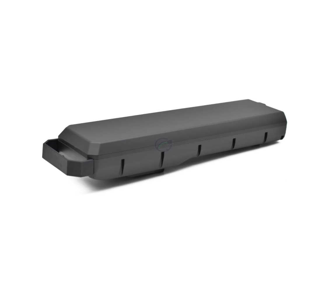 Driekwartaanzicht van de Bosch Powerpack 700 Performance/Active bagagedrager E-Bike Vision, vanaf de achterkant van de batterij genomen. De achterkant en zijkant van de batterij zijn duidelijk zichtbaar, net als het handvat van de batterij.