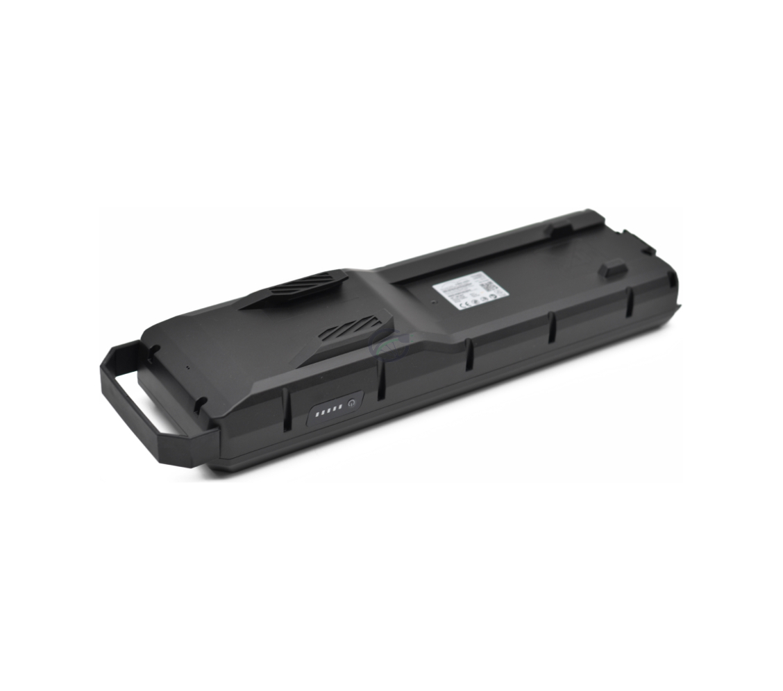 Onderaanzicht van de Bosch Powerpack 700 Performance/Active bagagedrager E-Bike Vision, genomen vanuit een schuine hoek waardoor de batterij duidelijk te zien is.